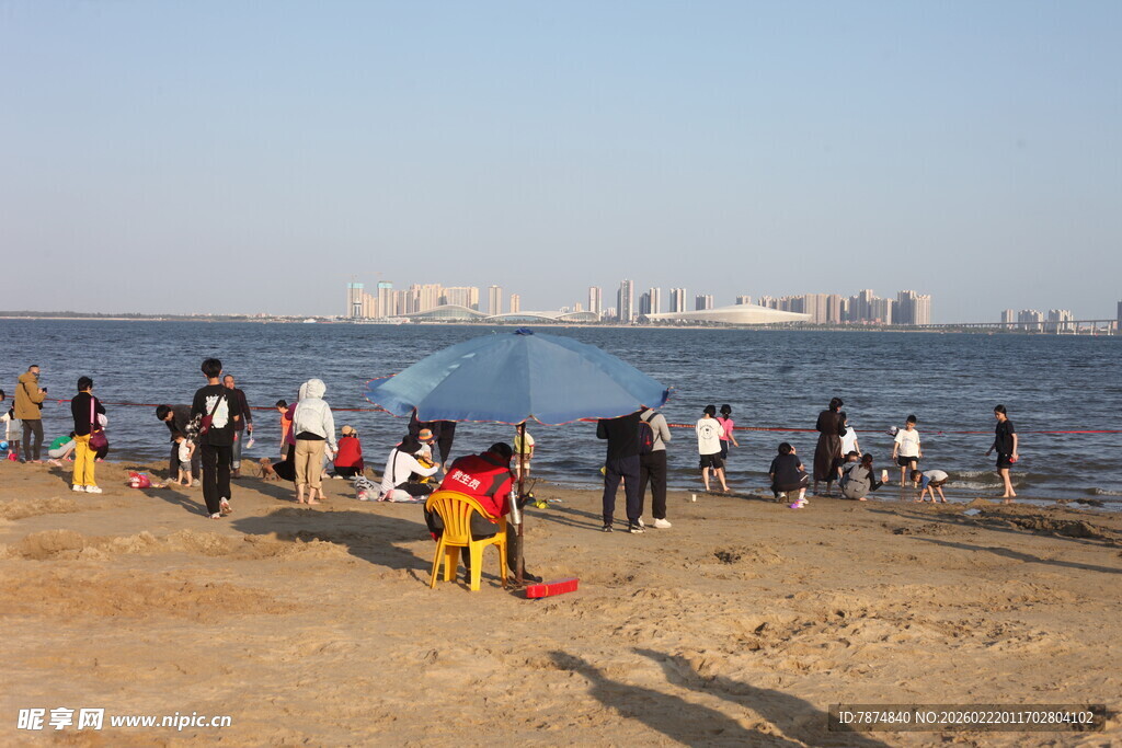 海边沙滩上的人群活动