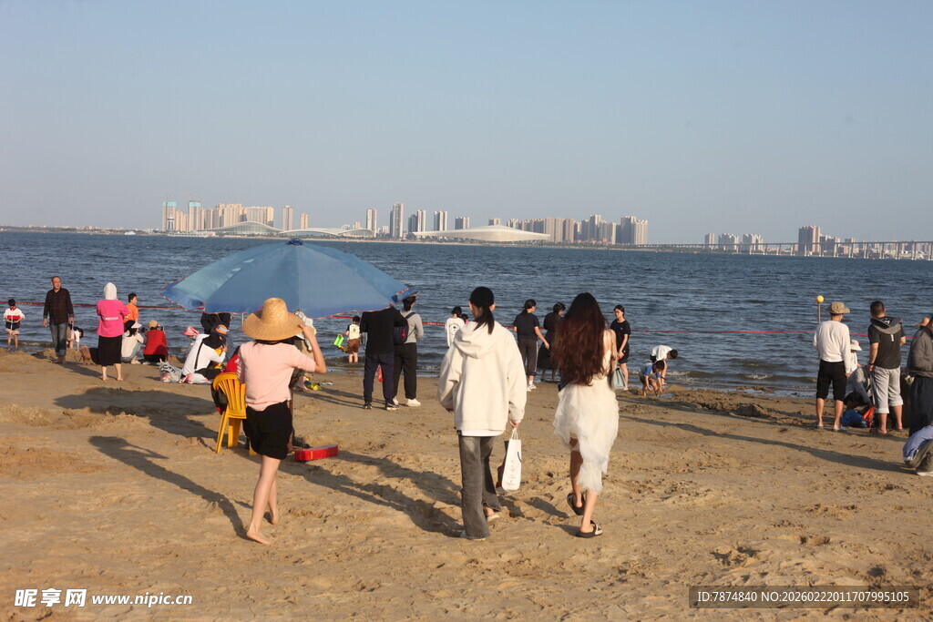 海边沙滩人群漫步美景