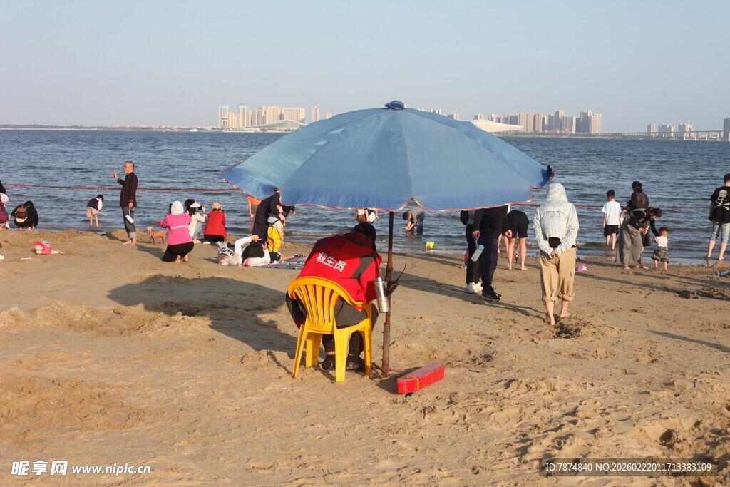 海滩休闲场景 遮阳伞下的人