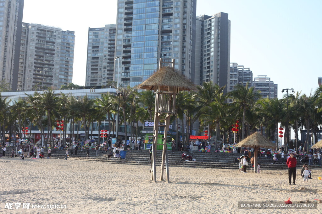 热闹的城市沙滩休闲场景