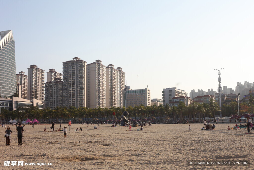 城市沙滩上的休闲人群