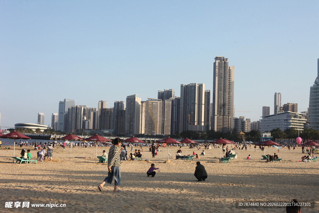 城市沙滩上的休闲人群