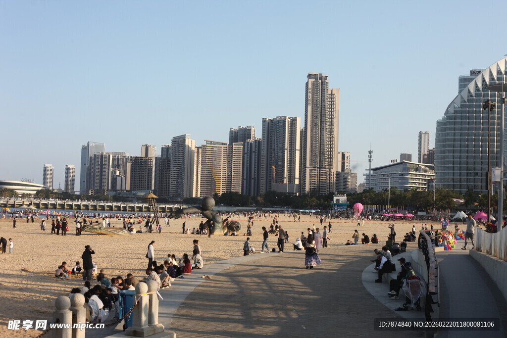 城市沙滩上的热闹人群