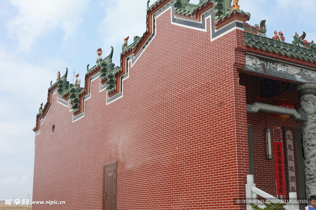 中式红墙庙宇建筑一角