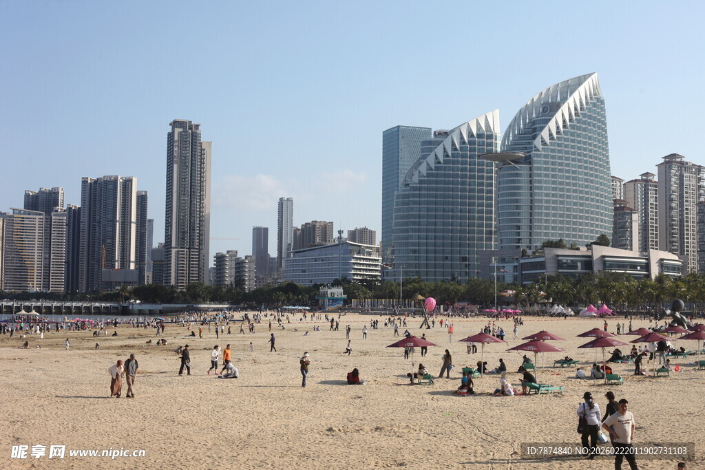 热闹海滨城市沙滩景象