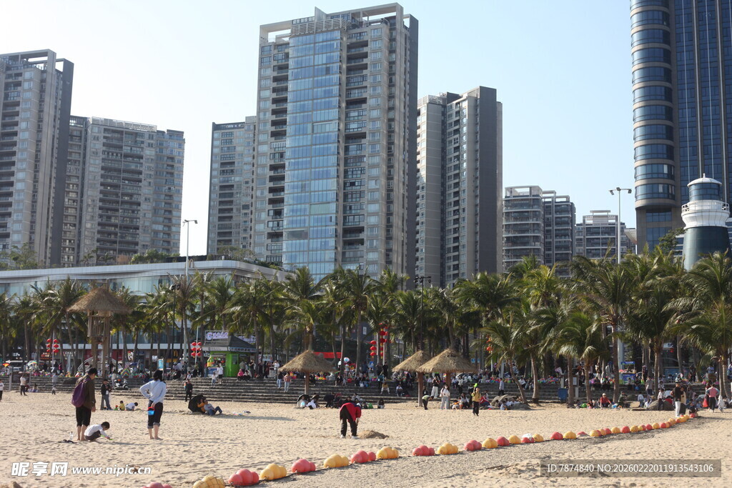 海滨城市沙滩与现代建筑
