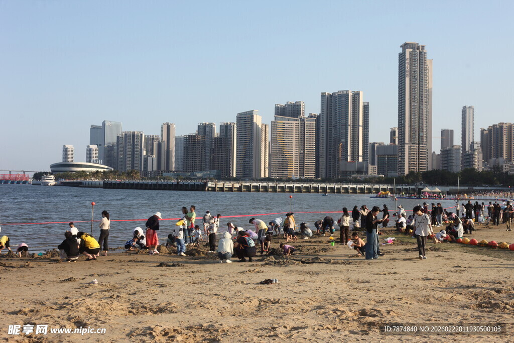 城市沙滩上的休闲人群