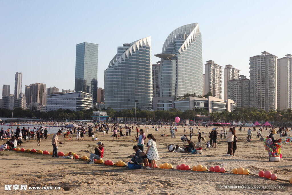 海滨城市沙滩热闹景象