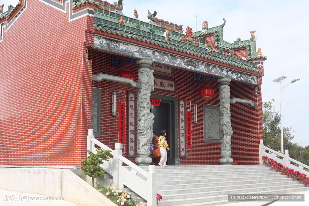 中式庙宇建筑前的行人