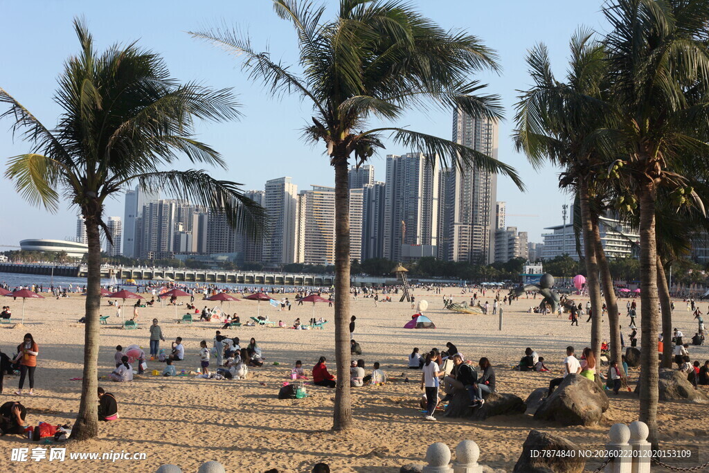 热闹的城市海滨沙滩景象