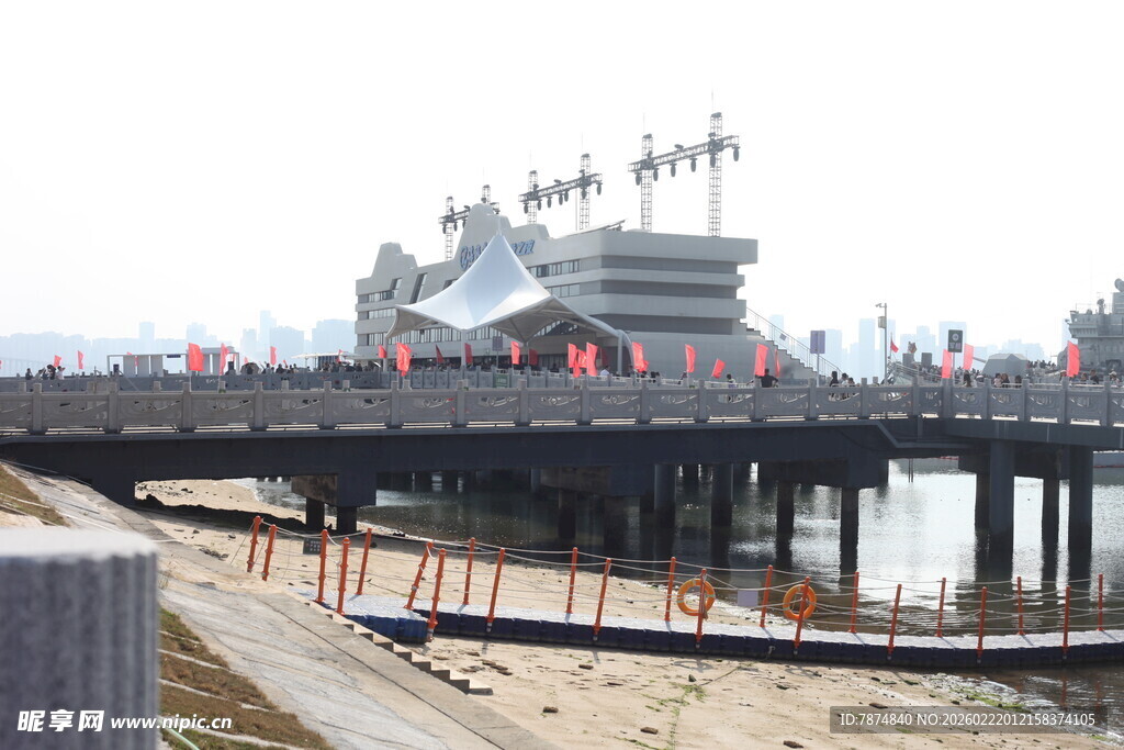 海边码头与远处舰船