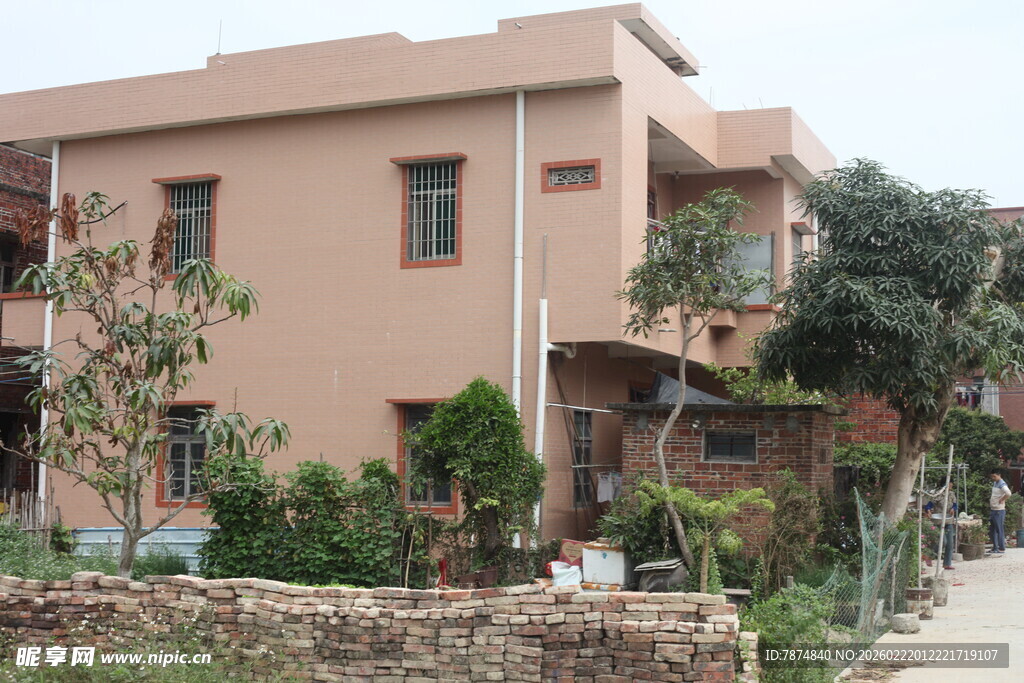 两层住宅旁的绿植景观