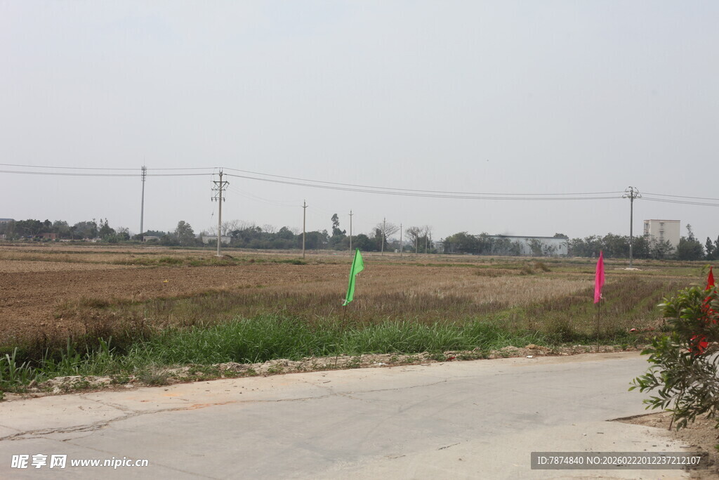 乡村田野旁的蜿蜒小路