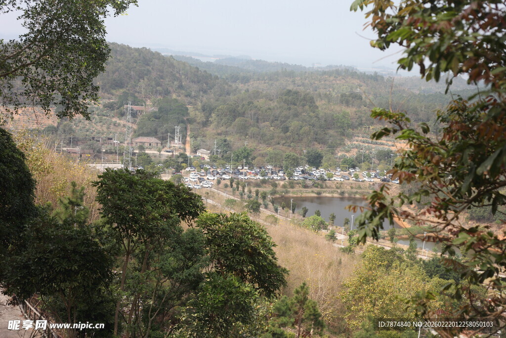 俯瞰山林间的城镇风光