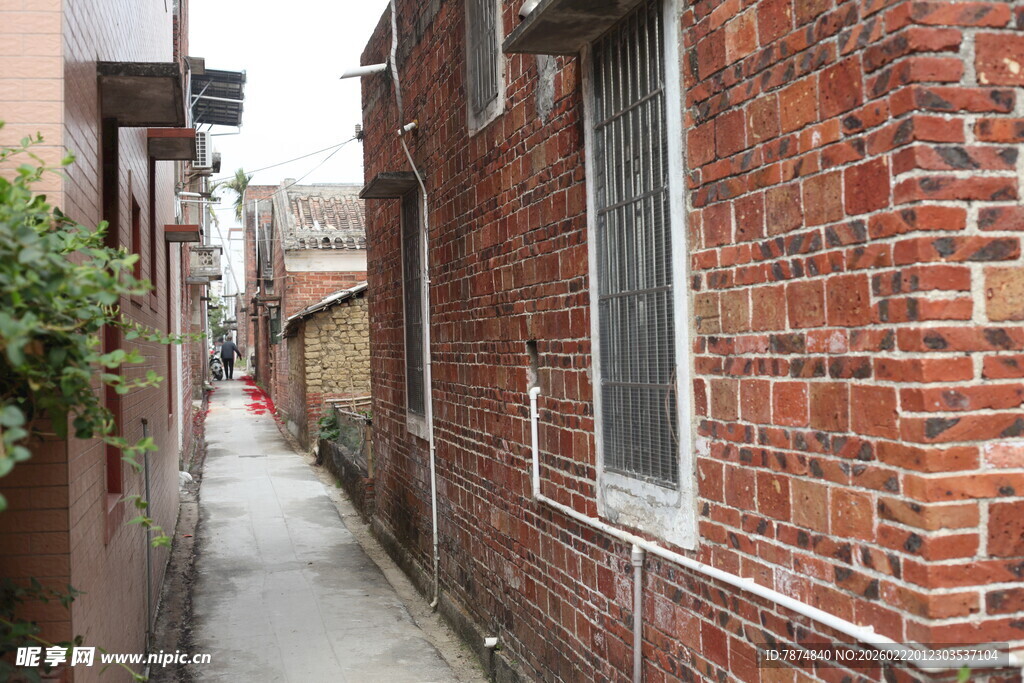 红砖小巷的静谧景致
