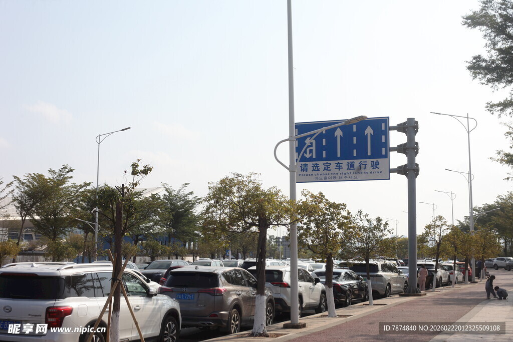 城市街道旁的停车场景