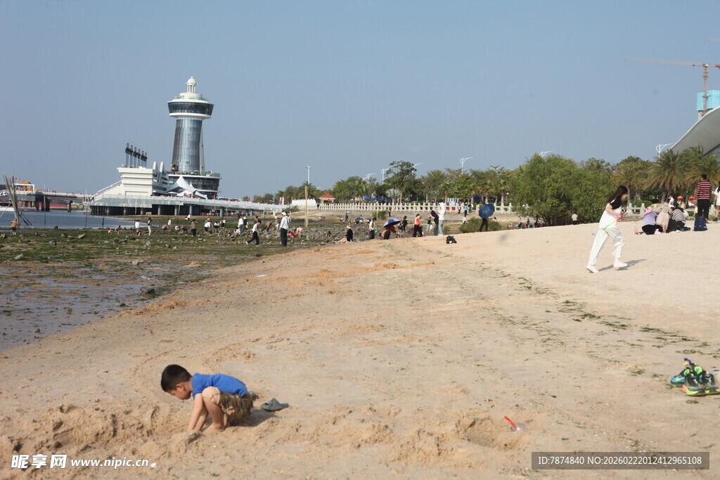 沙滩上孩子玩耍的悠闲场景