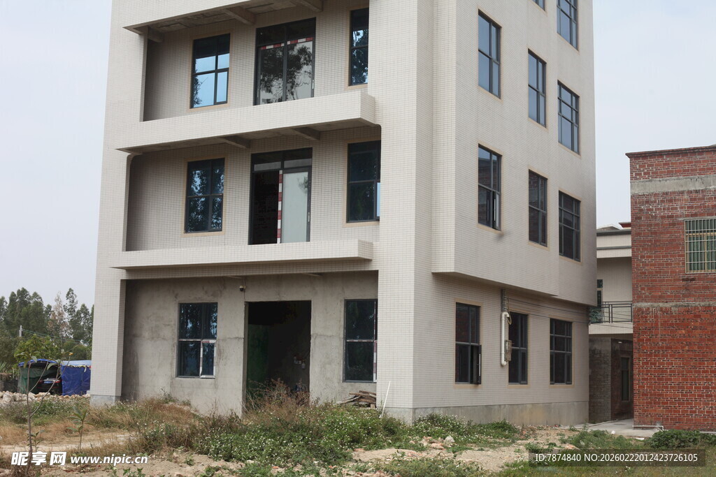 四层自建楼房外观