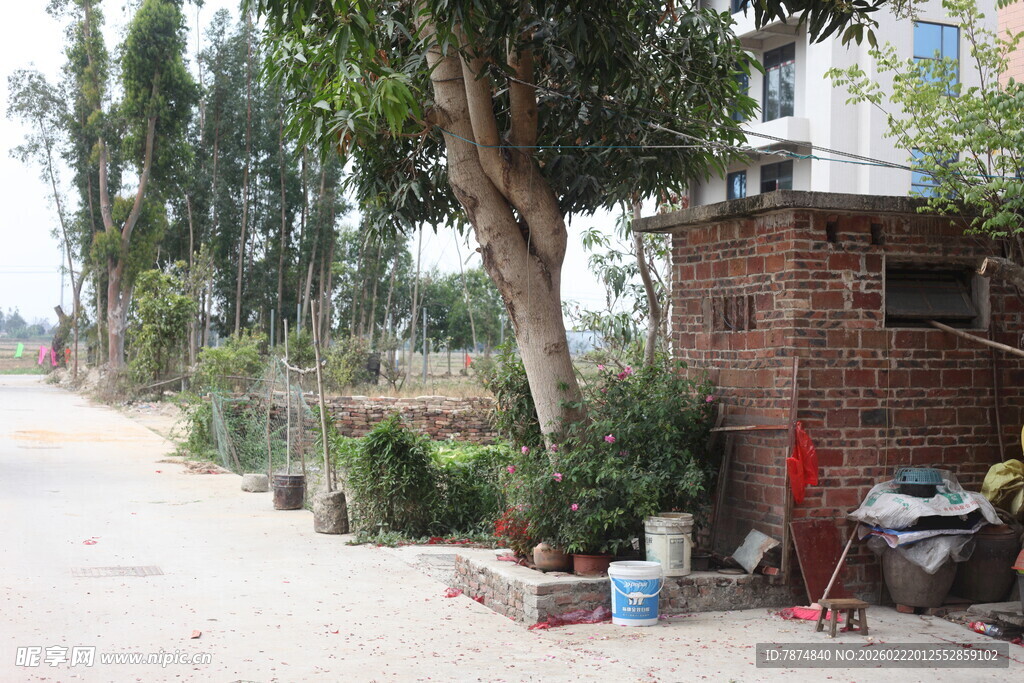 乡村路边的简易场景