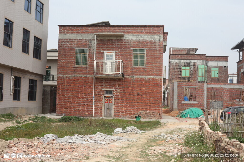 乡村在建或待建的红砖房屋