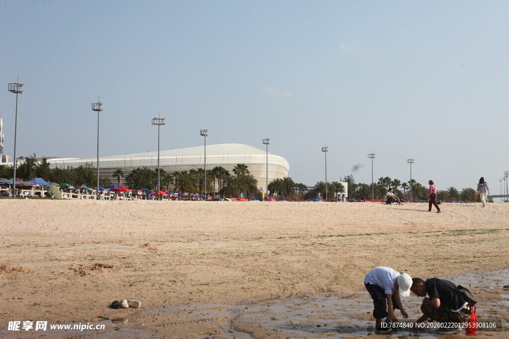 海边沙滩上的亲子劳作场景