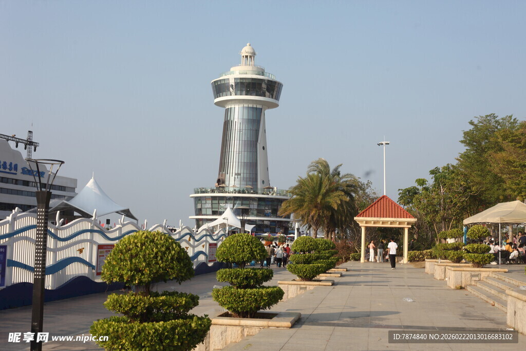 海滨景观中的高塔与绿植