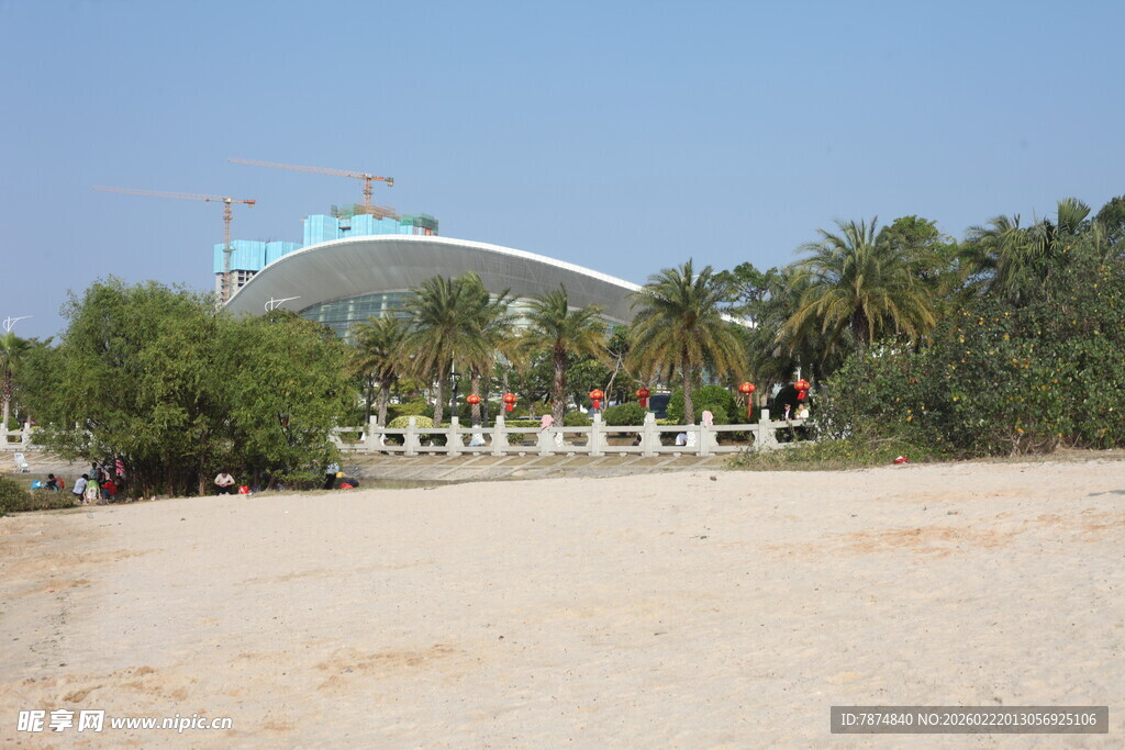 海滨沙滩旁的特色建筑