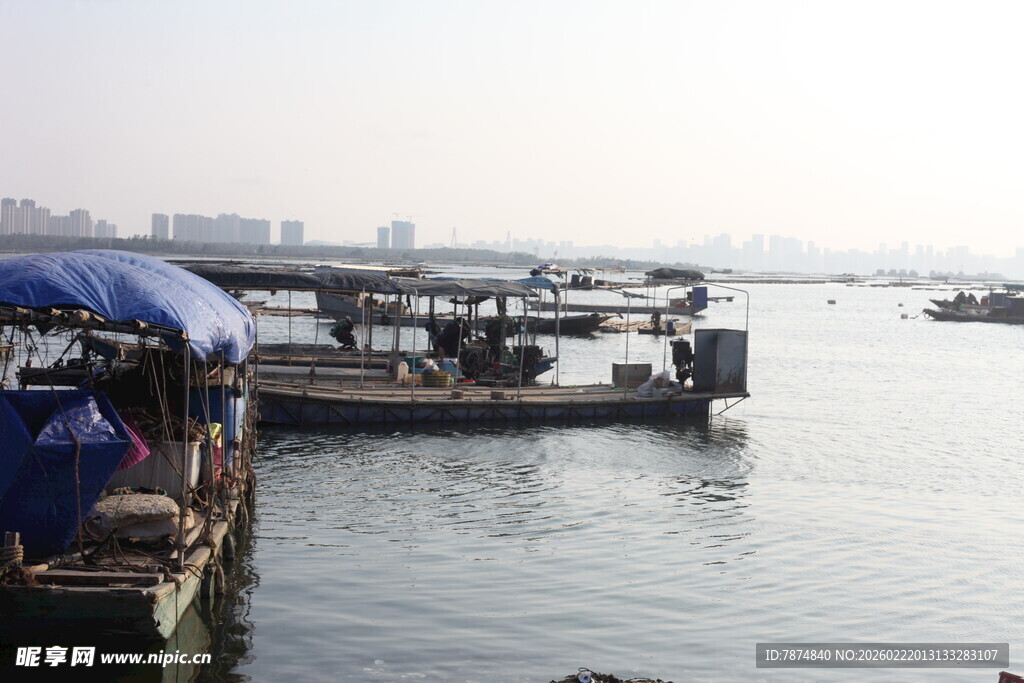 江边码头船只停靠景象
