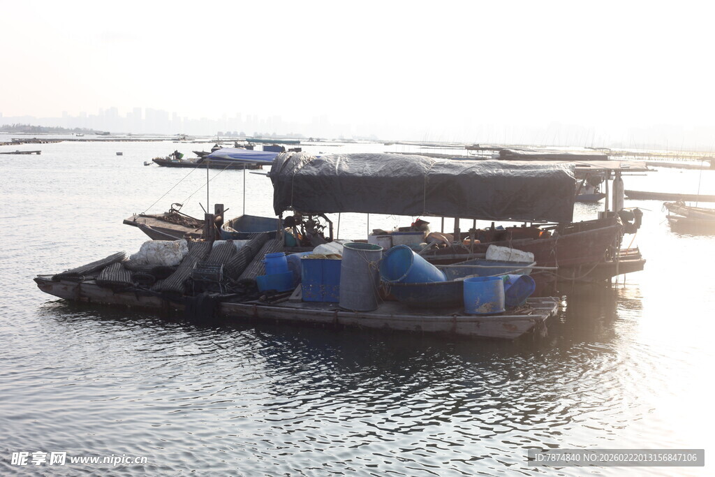 水上停泊的船只设施