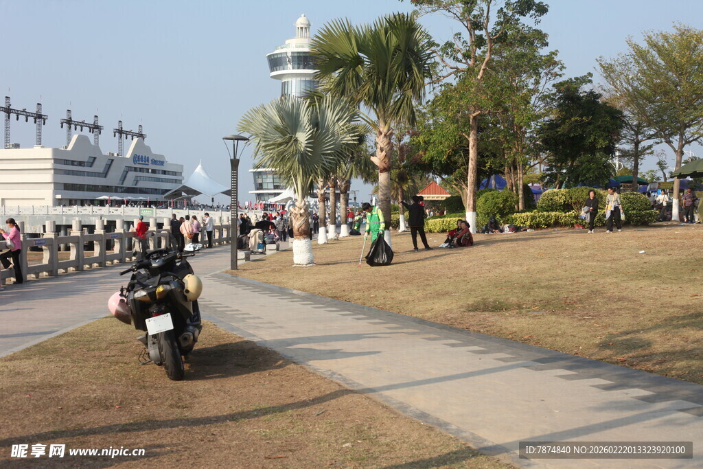 海滨步道上的骑行与行人