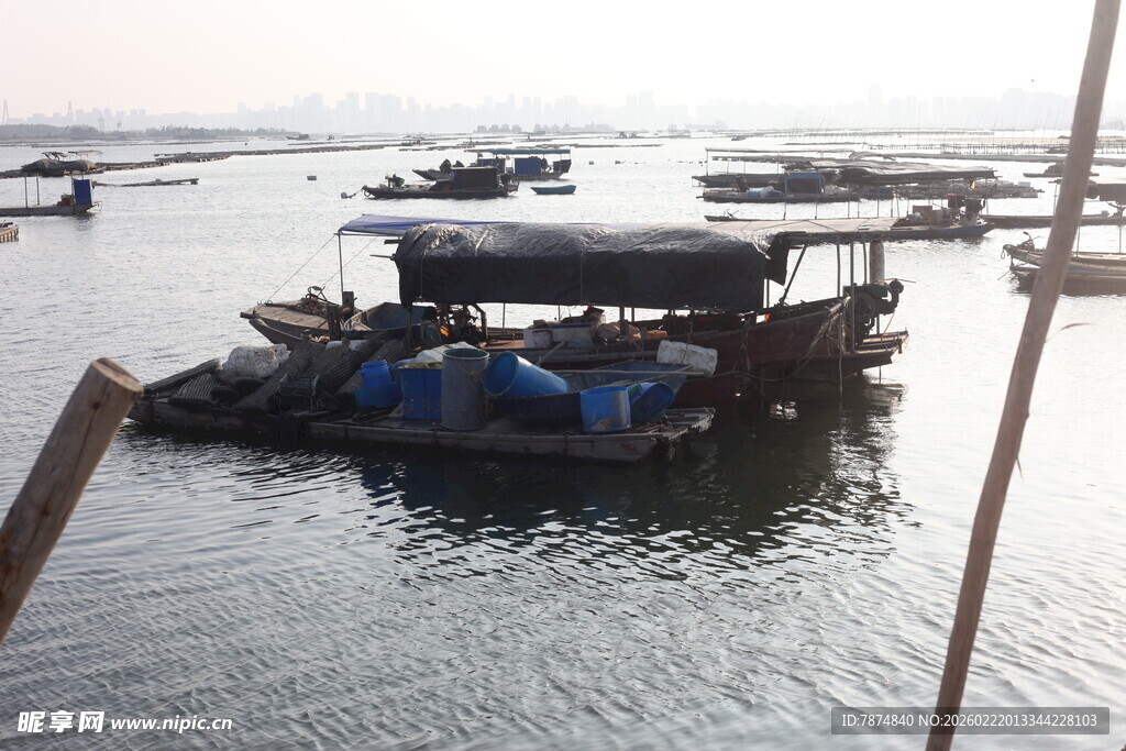 水上停泊的多艘船只