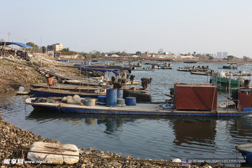 河边停泊的多艘船只