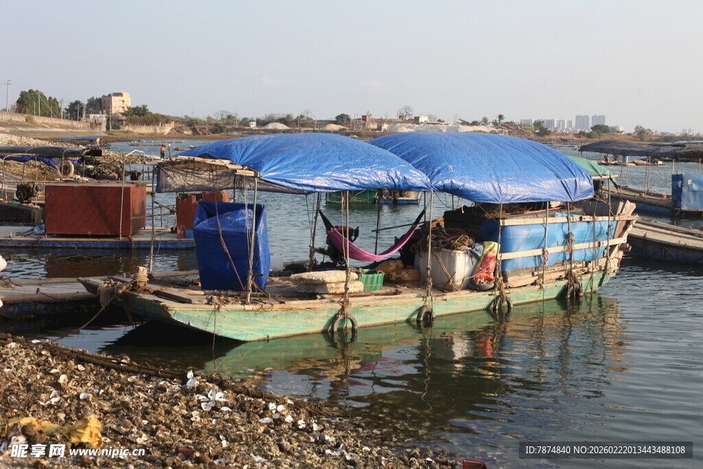 水上停泊的多彩船只