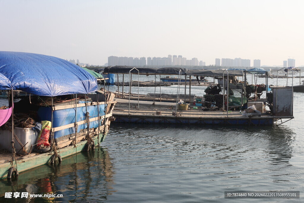 水上停泊的船只与篷布