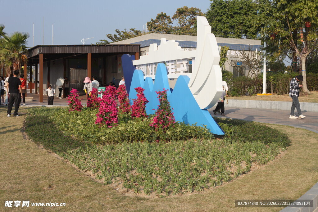 户外蓝白造型景观雕塑