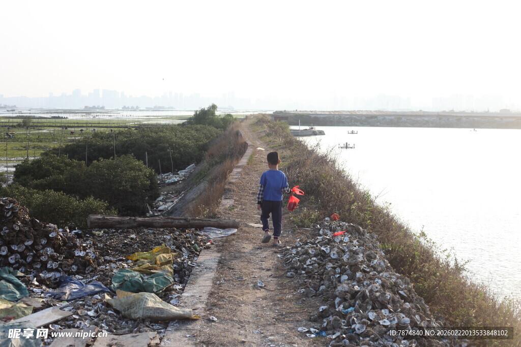 河边垃圾遍布的小路