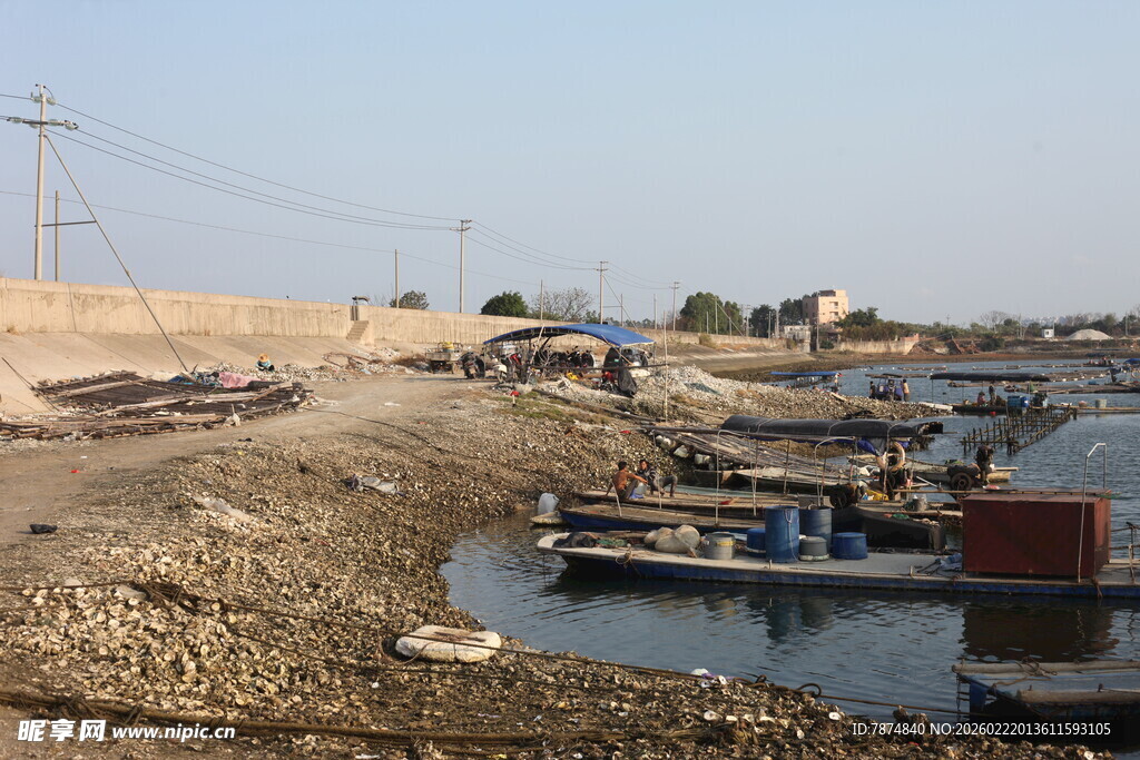 河岸停泊船只的朴素景象