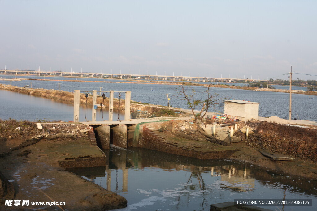 海边闸口景观