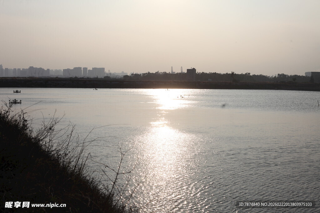 夕阳下波光粼粼的宁静湖面