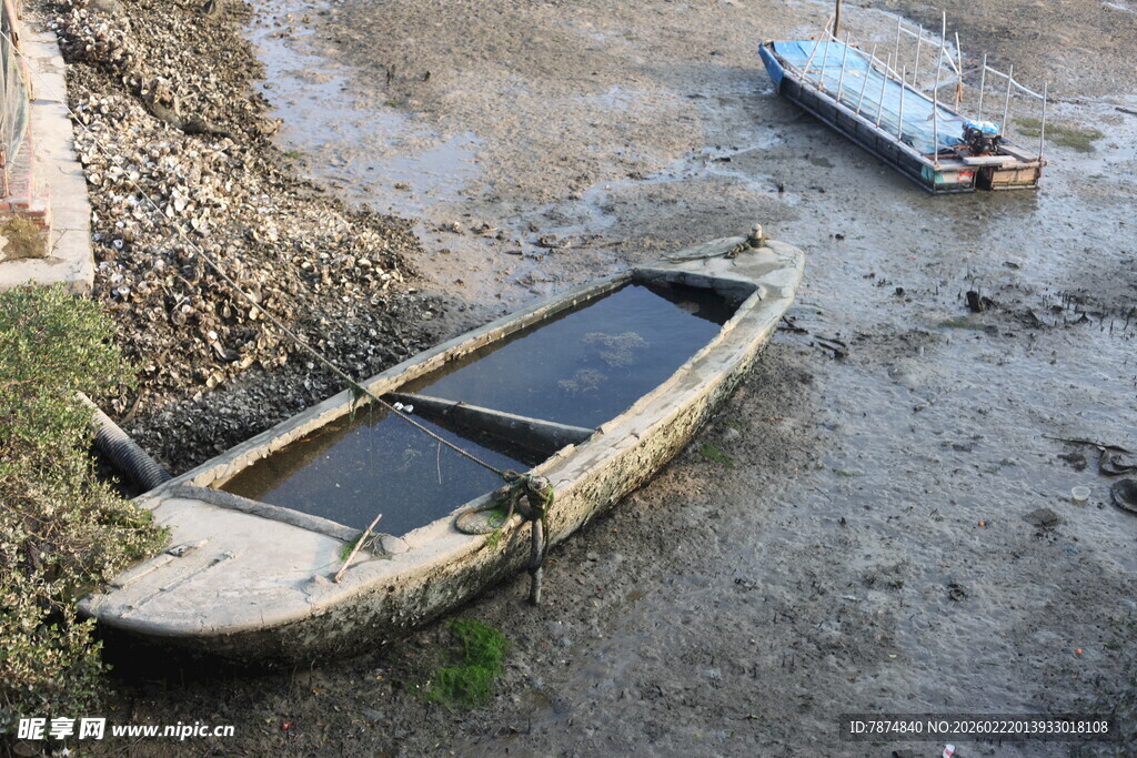 搁浅的破旧小船