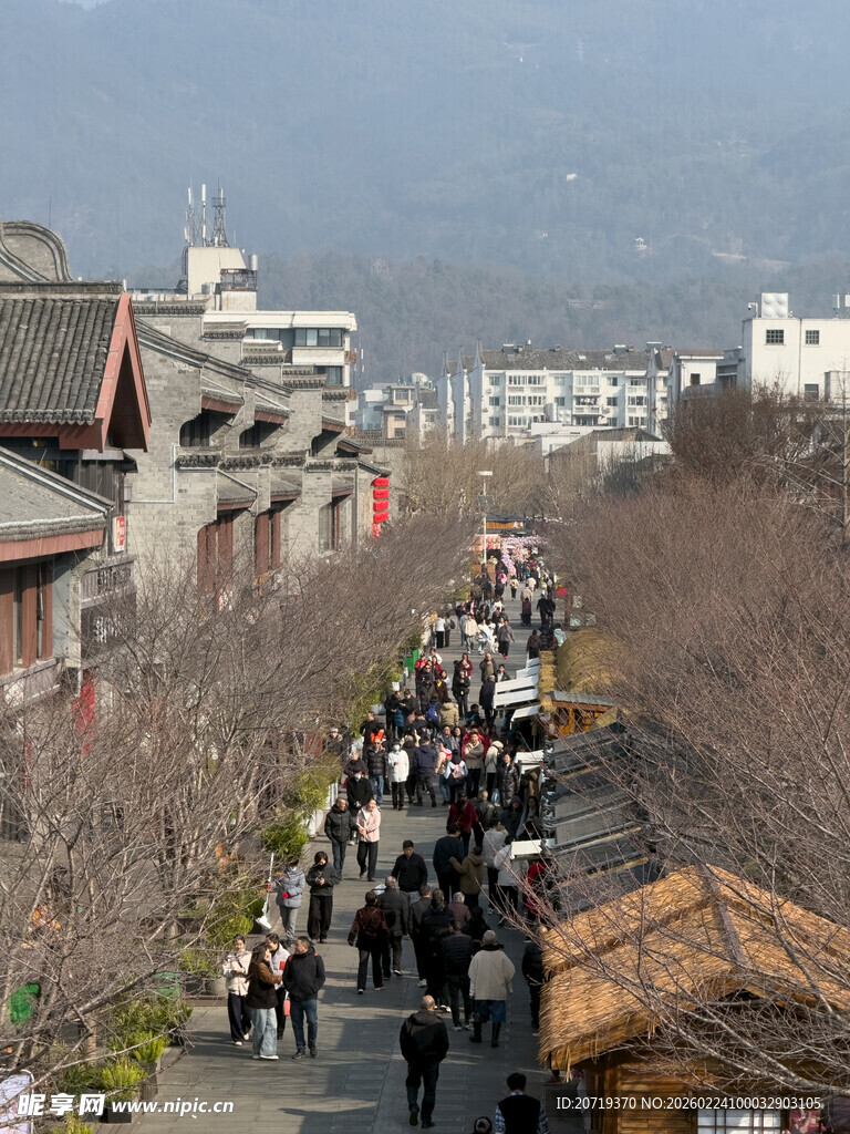 古街人潮涌动的热闹景象