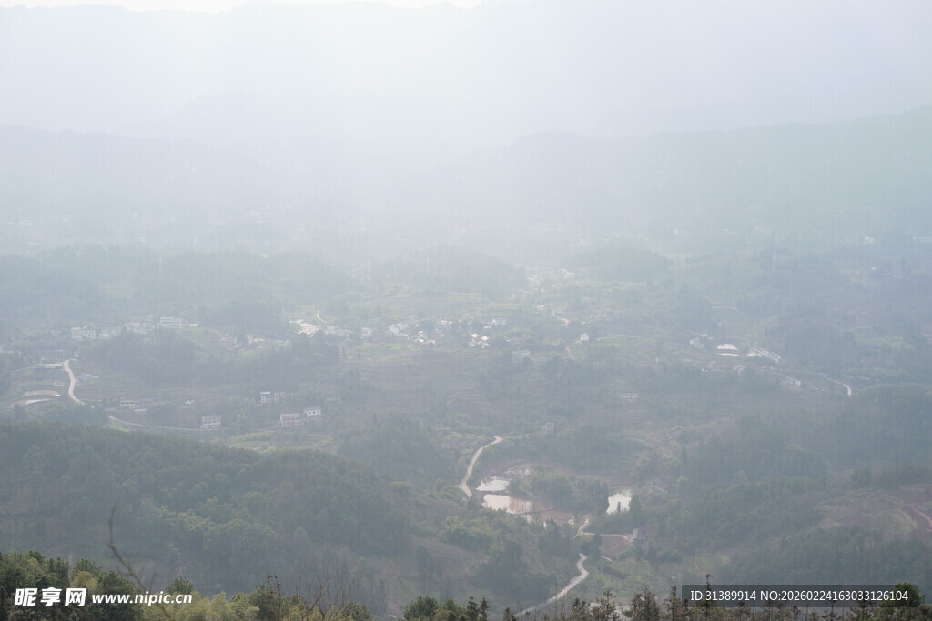 山间晨景 阳光洒落山谷