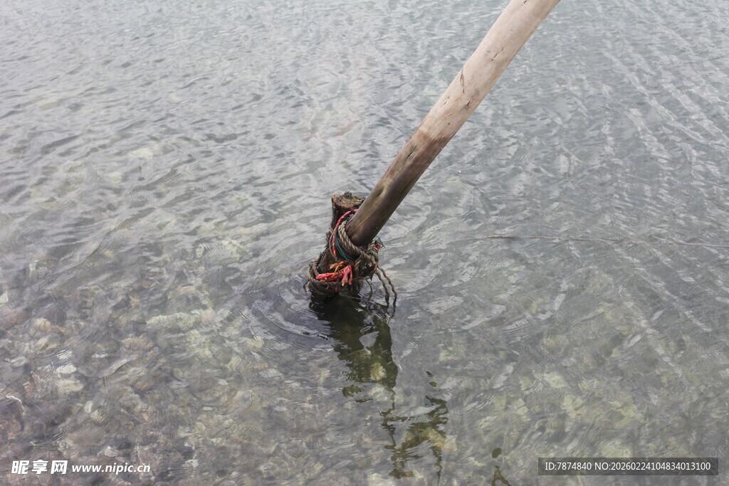 水中木杆露出部分