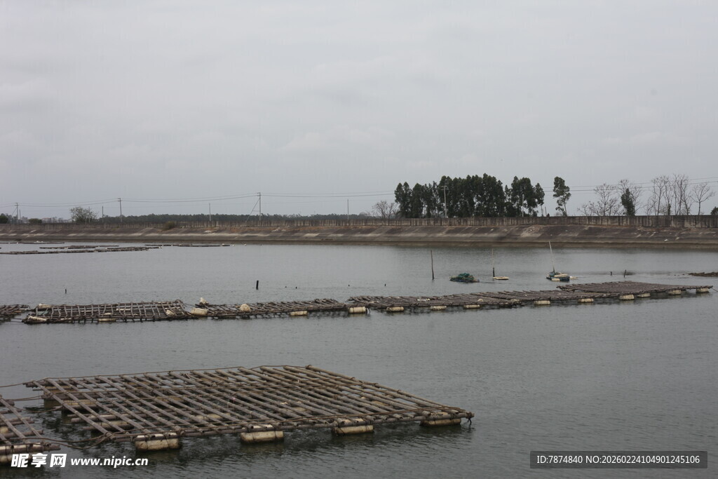 水域中的养殖设施景观