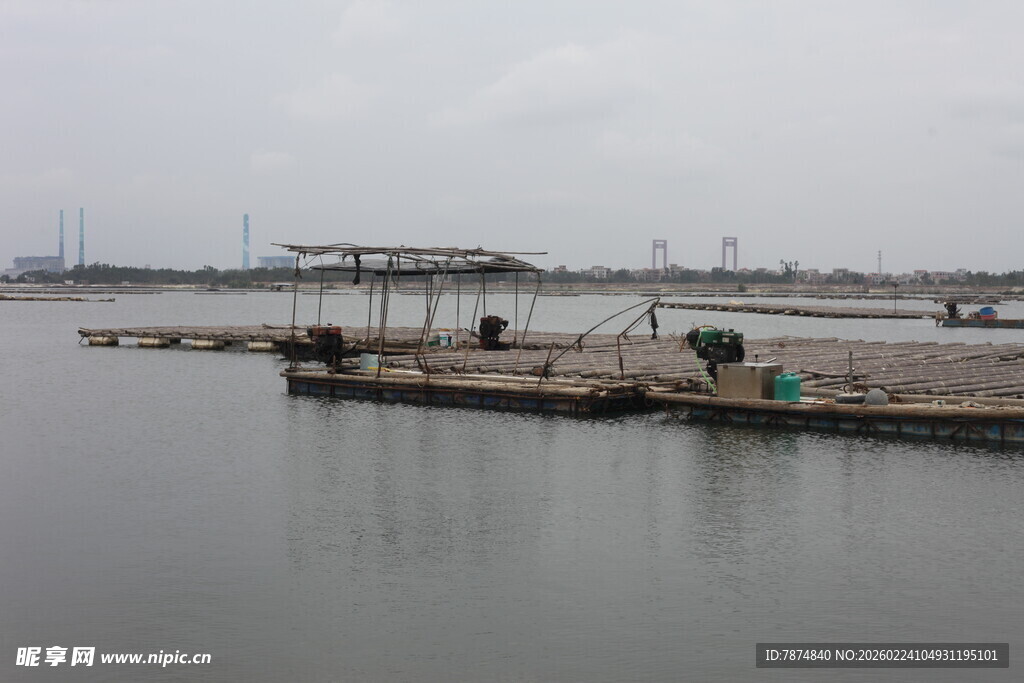 宁静水边码头景象
