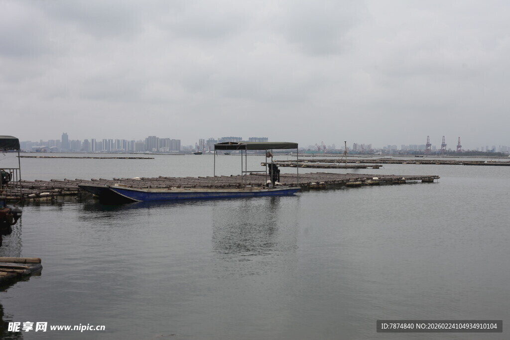 宁静水边码头景象