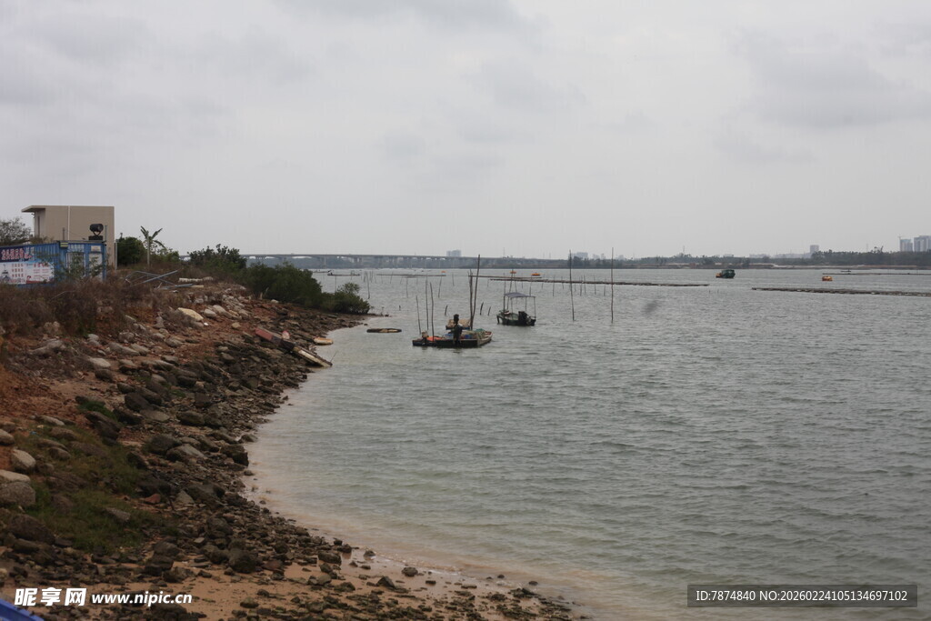 岸边水域船只风景图