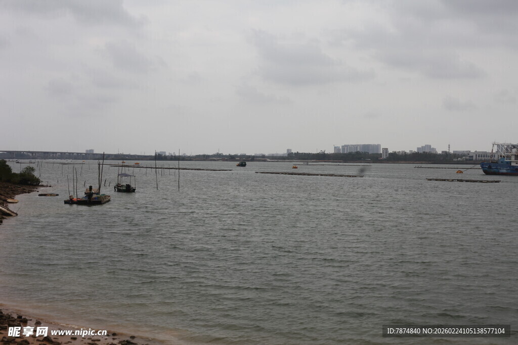 江边船只风景图