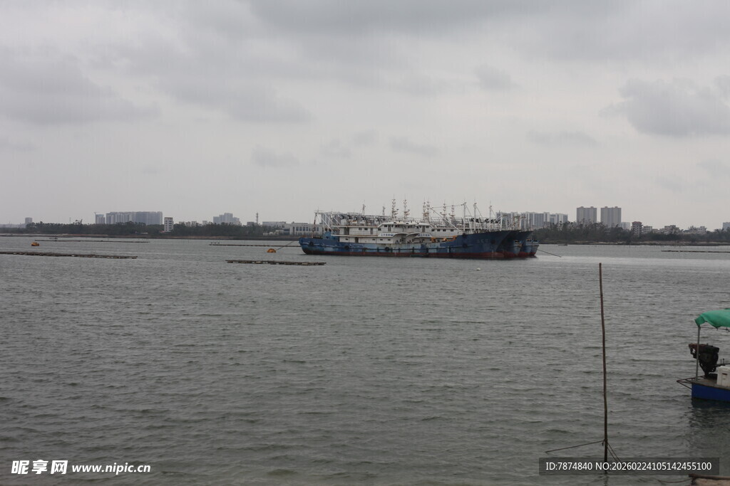 江边船只与垂钓景象