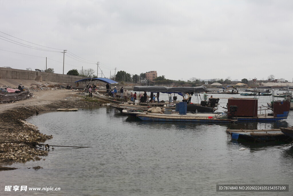 宁静河畔的停泊船只